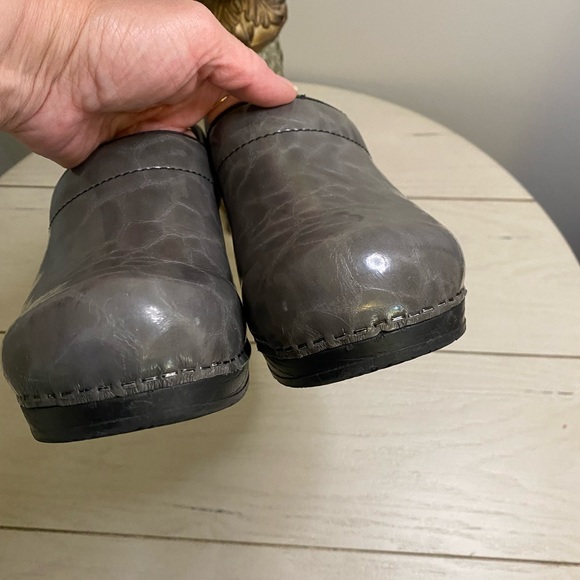 Sanita brand clogs in gray croc pattern size 38(6/2-7) - Picture 6 of 15